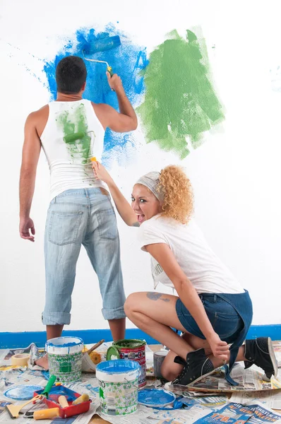 Coppia pittura a casa — Foto Stock