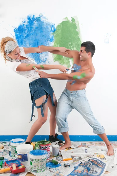 Pintura de pareja en casa — Foto de Stock