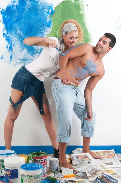 Pintura de casal em casa — Fotografia de Stock