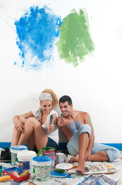 Çift evde boyama sonra yorgun — Stok fotoğraf