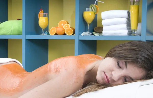 Kvinnan får en frukt massage — Stockfoto