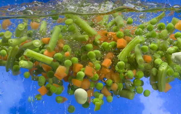 新鲜蔬菜在水中煮 — 图库照片