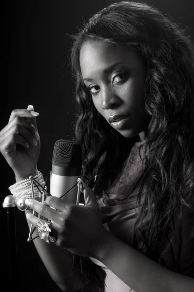 Zwarte vrouw zanger in de opnamestudio — Stockfoto