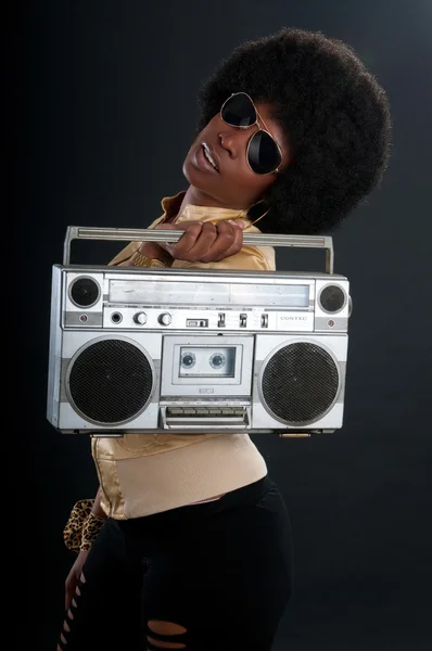 Kobieta z retro boom box — Zdjęcie stockowe