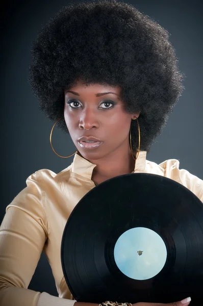 Kvinna med en vinyl skiva — Stockfoto