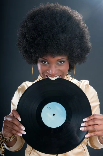 Femme avec un disque vinyle — Photo