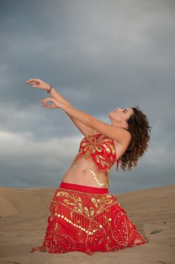 kadın dansöz çöl dunes içinde