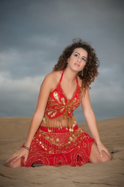 kadın dansöz çöl dunes içinde
