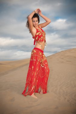 kadın dansöz çöl dunes içinde