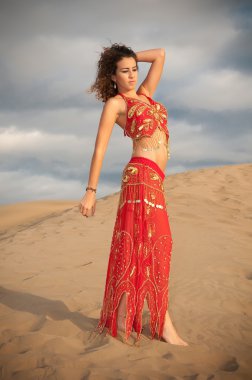 kadın dansöz çöl dunes içinde