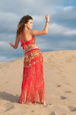 kadın dansöz çöl dunes içinde