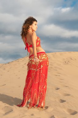 kadın dansöz çöl dunes içinde