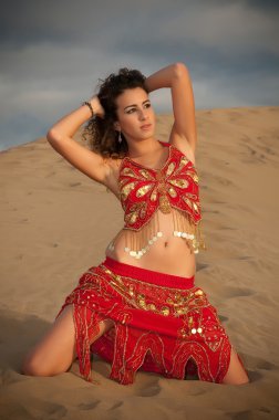 kadın dansöz çöl dunes içinde