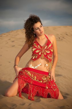 kadın dansöz çöl dunes içinde