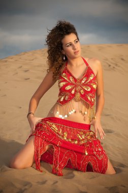 kadın dansöz çöl dunes içinde
