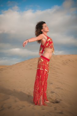 kadın dansöz çöl dunes içinde