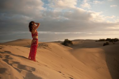 kadın dansöz çöl dunes içinde