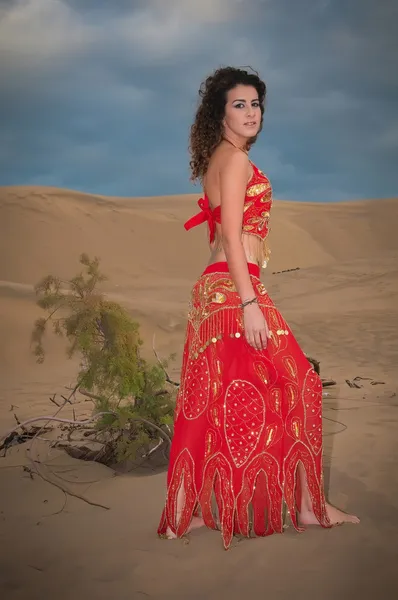 Mujer bailarina del vientre en dunas del desierto —  Fotos de Stock
