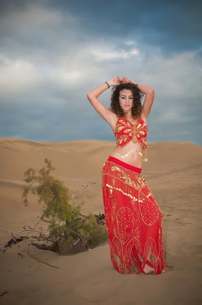 Vrouw buikdanseres in woestijn duinen — Stockfoto