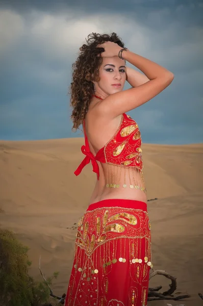 Kvinna magdansös i öknens sanddyner — Stockfoto