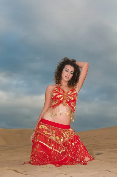 Mulher dançarina do ventre em dunas do deserto — Fotografia de Stock