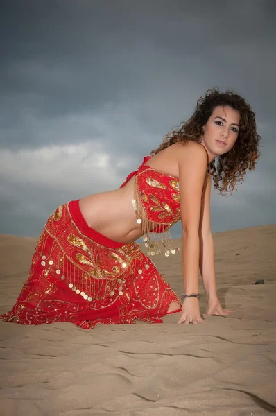 Femme danseuse du ventre dans les dunes du désert — Photo