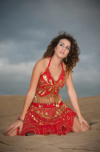 Femme danseuse du ventre dans les dunes du désert — 图库照片
