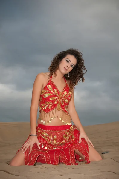 Femme danseuse du ventre dans les dunes du désert — 图库照片