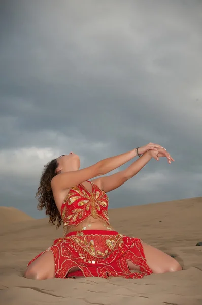 Donna danzatrice del ventre nelle dune del deserto — Foto Stock