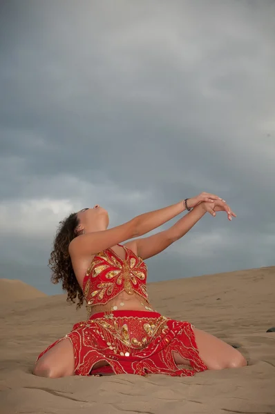砂漠の砂丘の女性ベリー ダンサー — ストック写真
