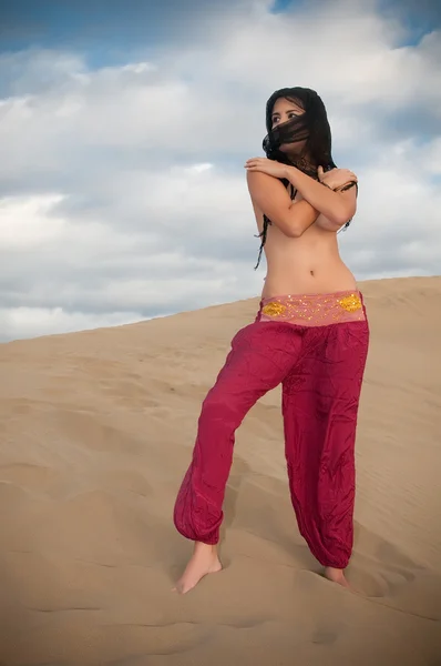 Femme danseuse du ventre dans les dunes du désert — 图库照片