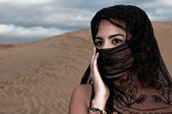 Mujer en paranja en dunas del desierto —  Fotos de Stock