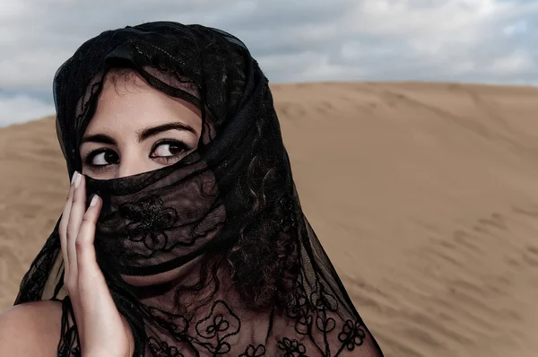 Mujer en paranja en dunas del desierto — Foto de Stock