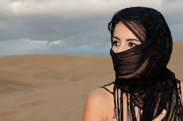 Donna in paranja nelle dune del deserto — Foto Stock