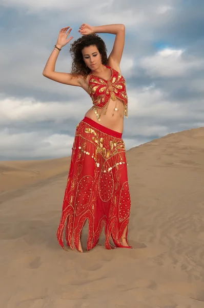 Femme danseuse du ventre dans les dunes du désert — Photo