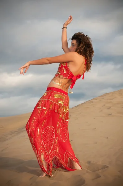 Vrouw buikdanseres in woestijn duinen — Stockfoto