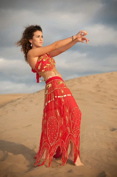 Femme danseuse du ventre dans les dunes du désert — 图库照片