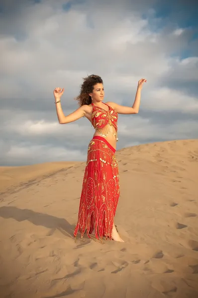 Γυναίκα χορεύτρια της κοιλιάς σε αμμόλοφους της ερήμου — Φωτογραφία Αρχείου