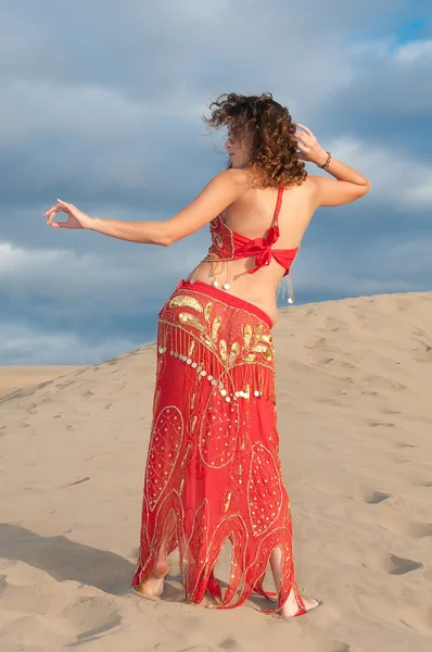 Mujer bailarina del vientre en dunas del desierto — Foto de Stock