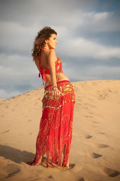 Mujer bailarina del vientre en dunas del desierto —  Fotos de Stock