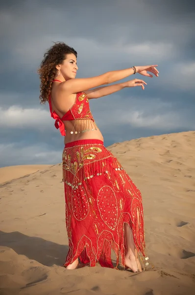 Γυναίκα χορεύτρια της κοιλιάς σε αμμόλοφους της ερήμου — Φωτογραφία Αρχείου