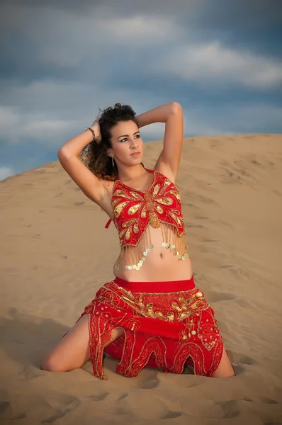 Mulher dançarina do ventre em dunas do deserto — Fotografia de Stock