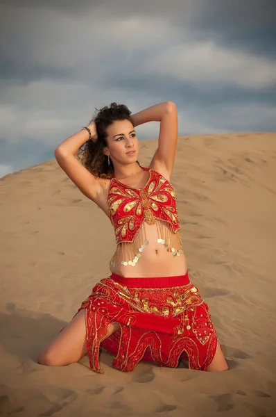 Жінка танцівниця живота в пустельних дюнах — стокове фото