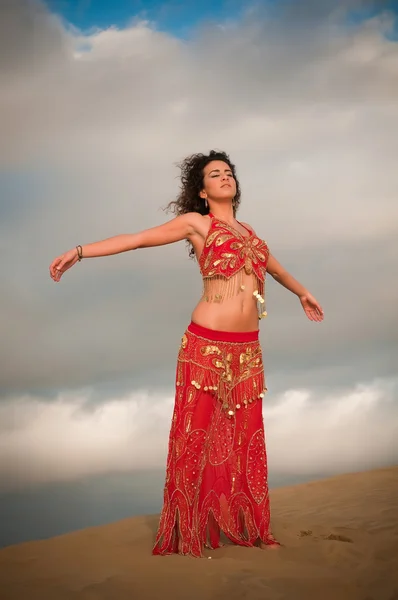 Mulher dançarina do ventre em dunas do deserto — Fotografia de Stock