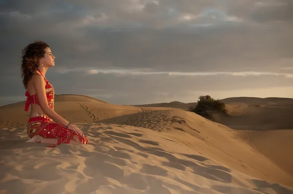 Woman belly dancer in desert dunes — Stock Photo, Image