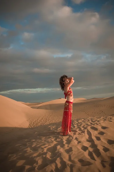 Woman belly dancer in desert dunes — Stock Photo, Image