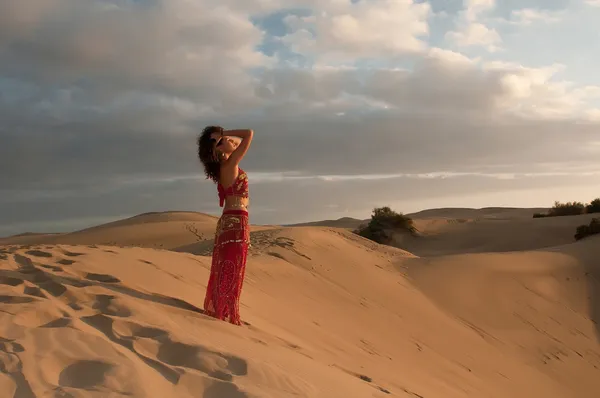 Vrouw buikdanseres in woestijn duinen — Stockfoto
