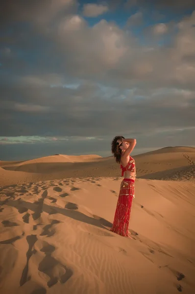 Woman belly dancer in desert dunes — Stock Photo, Image