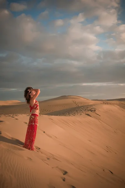 Woman belly dancer in desert dunes — Stock Photo, Image