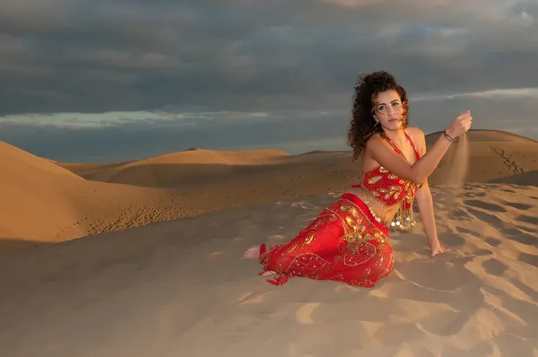 Woman belly dancer in desert dunes — Stock Photo, Image